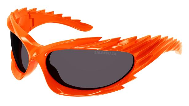 Eine orangefarbene Balenciaga-Sonnenbrille mit zackigem Design.