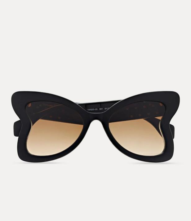 Eine schwarze Sonnenbrille im Schmetterlingsdesign mit braun getönten Gläsern.