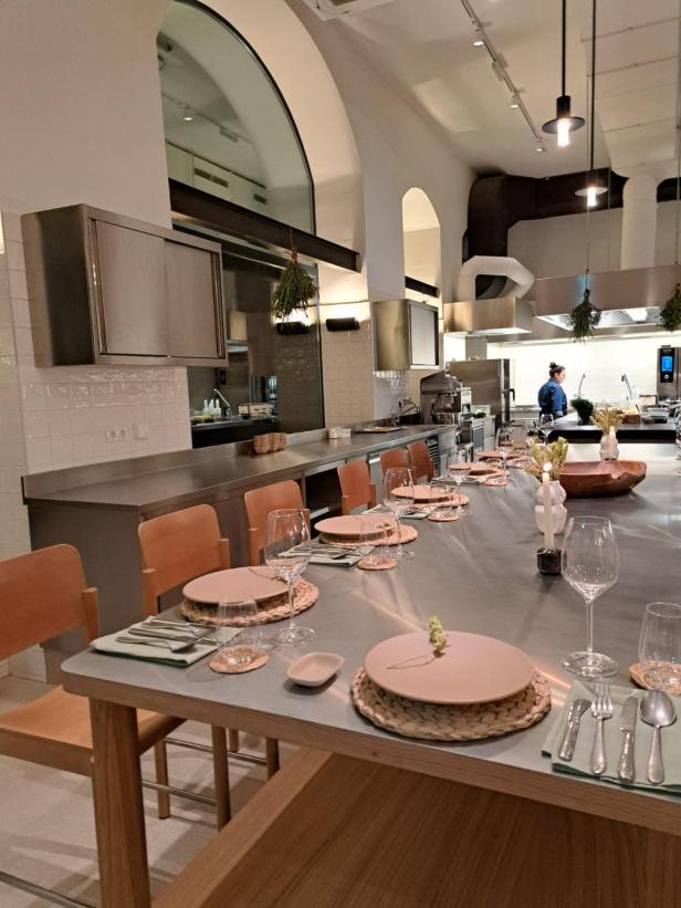 Ein langer Tisch ist für ein Abendessen in einem Restaurant gedeckt.