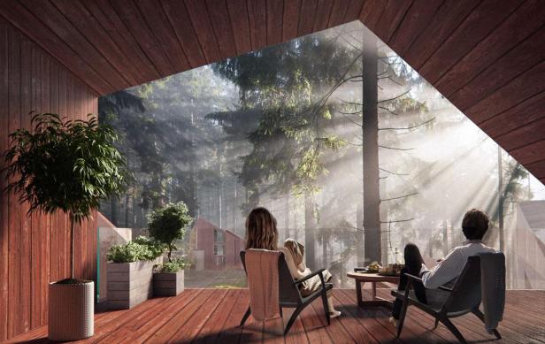 Zwei Personen sitzen auf einer Terrasse und blicken in einen nebligen Wald.