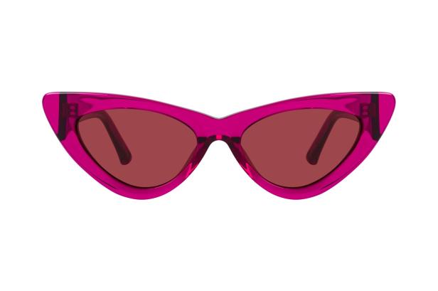 Eine pinkfarbene Cat-Eye-Sonnenbrille mit getönten Gläsern.