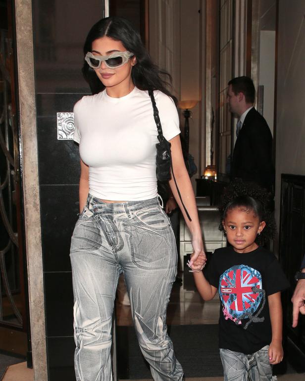 Kylie Jenner mit ihrer Tochter Stormi in passenden Jeans-Outfits.