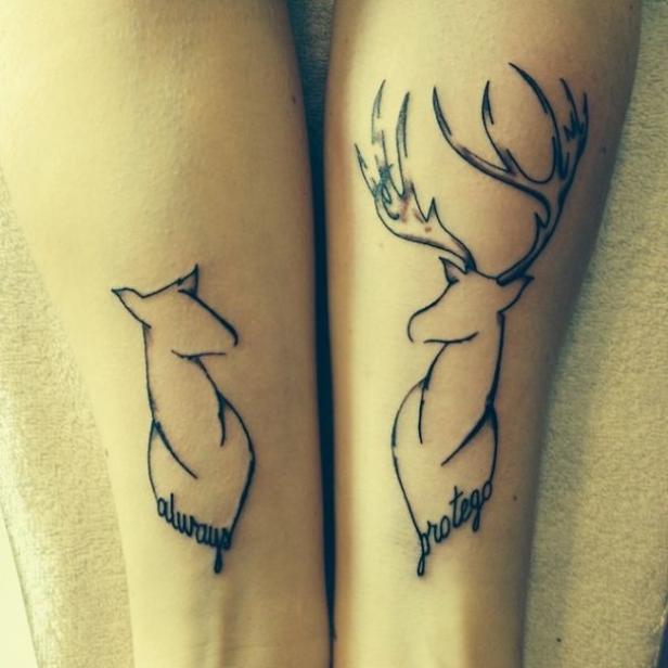 Zwei Beine mit passenden Harry-Potter-Tattoos: ein Hirsch und eine Hirschkuh mit den Schriftzügen „always“ und „protego“.