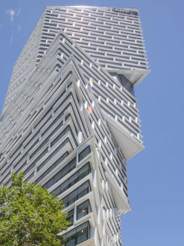 Der 3XN Quay Quarter Tower ist ein modernes, weißes Hochhaus mit markanter Architektur.