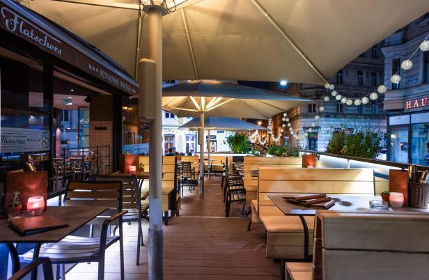 Einladender Außenbereich des Restaurants „Flatschers“ bei Nacht.