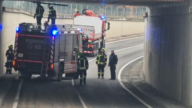 Zugverkehr in NÖ eingestellt: Lkw blieb in Unterführung stecken