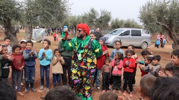 Clown Firas spasst mit Kindern