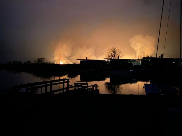 Neusiedler See: 300 Einsatzkräfte und Hubschrauber löschten Schilfbrand