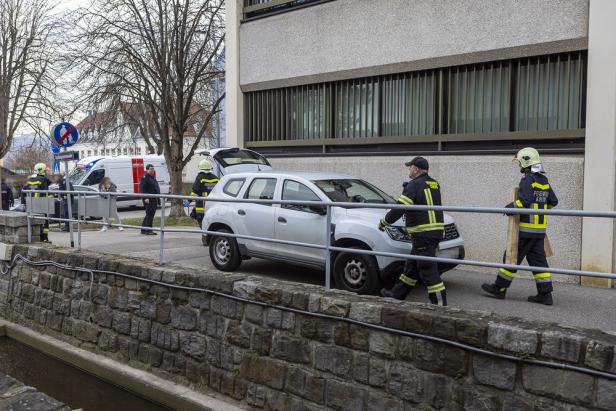 Auto steckte auf Gehweg fest: Feuerwehr befreite Fahrer in Krems
