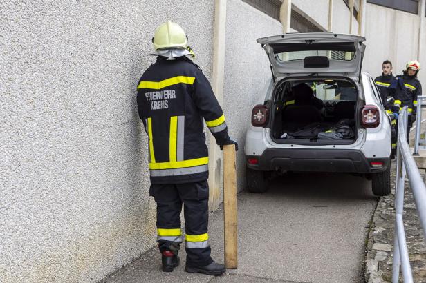 Auto steckte auf Gehweg fest: Feuerwehr befreite Fahrer in Krems