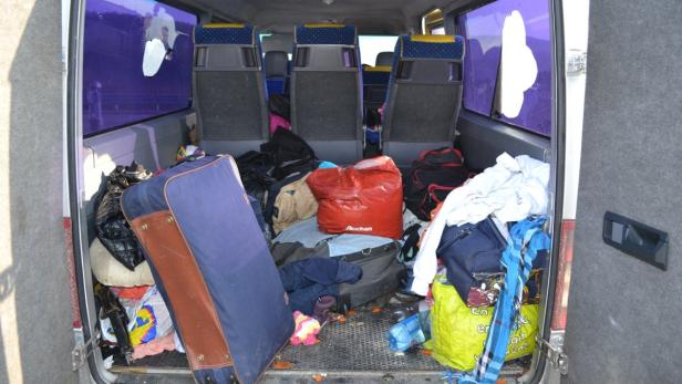 NIEDERÖSTERREICH: KLEINBUS MIT 42 PERSONEN BESETZT