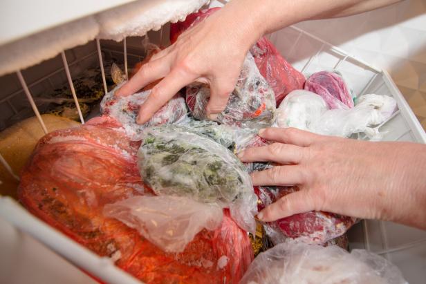 Hände sortieren tiefgefrorene Lebensmittel