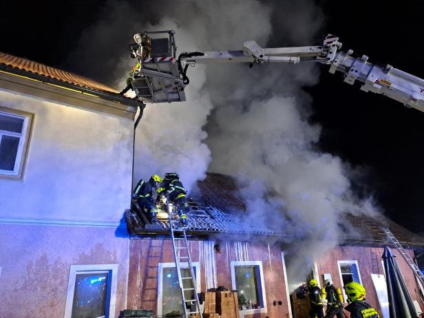 Wohnhausbrand in Amstetten: Hausbesitzer legte Feuer und beging Suizid