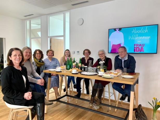 Im Empfangsbereich von Frau Ida: Anne Blauensteiner (ganz links) und Josef Wallenberger mit einigen der rund 25 eingemieteten Unternehmerinnen Co-Working-Space in Zwettl: Wer bei Frau Ida arbeiten darf