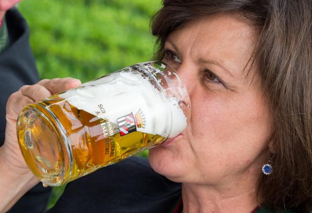 Bier im Steinkrug: Bayern wehrten EU-Verbot ab