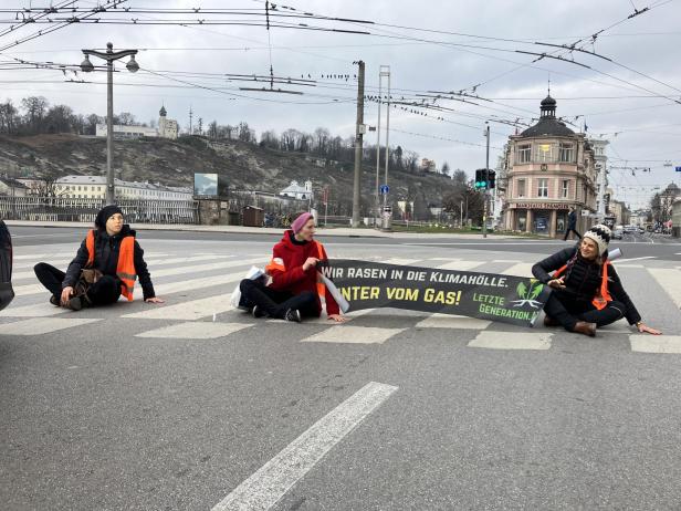 Verkehr durch Klimaproteste in Salzburg und Innsbruck unterbrochen