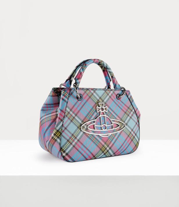Eine karierte Handtasche mit dem silbernen Orb-Logo von Vivienne Westwood.