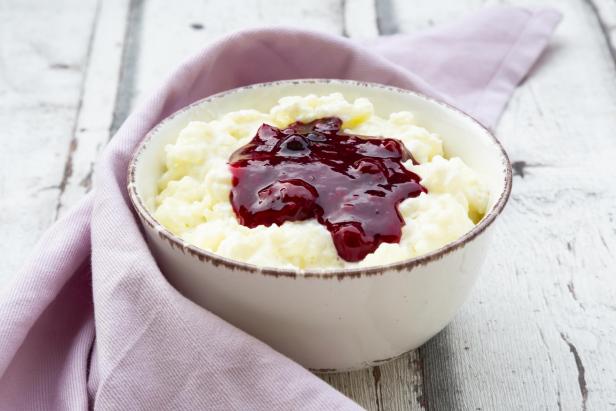 Eine Schüssel Milchreis mit Kirsch- und Beerengrütze.