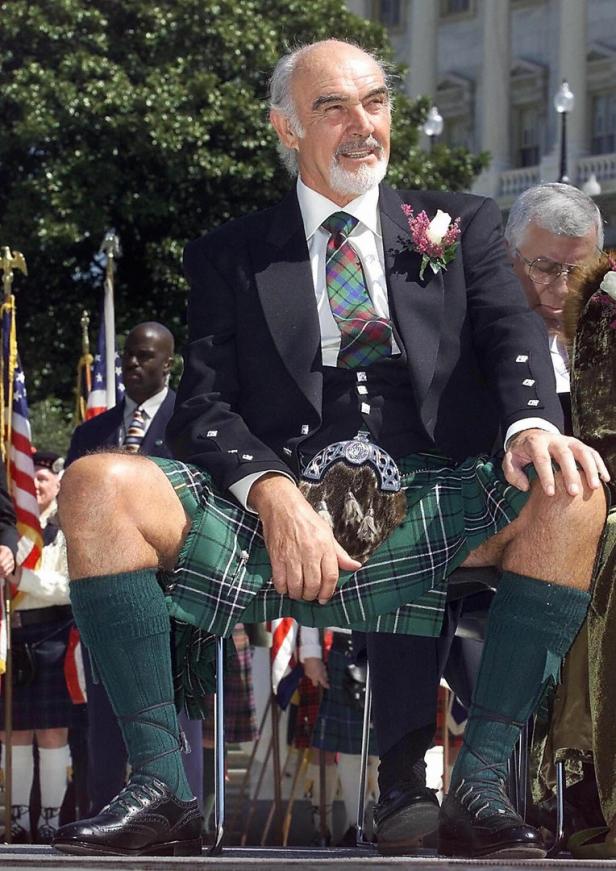 Sean Connery in traditionellem schottischen Kilt bei einer Veranstaltung.