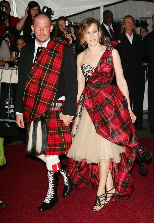 Sarah Jessica Parker und Alexander McQueen in passenden Schottenkaro-Outfits auf dem roten Teppich.