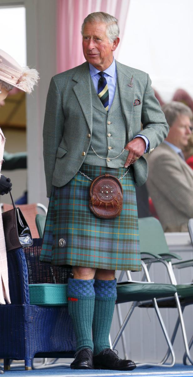 König Charles III. in traditionellem schottischen Kilt mit Sporran.