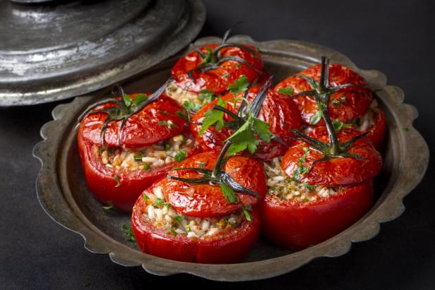 Traditionelles türkisches Essen; Gefüllte Tomaten mit Olivenöl gefüllt mit Reis.