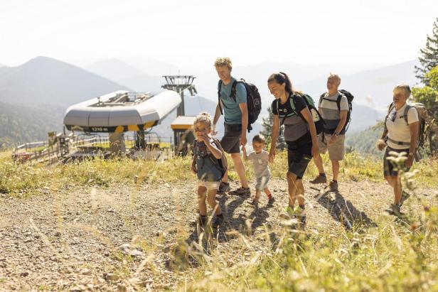 Familienausflug in die Berge, wo sie gemeinsam die Wanderwege und die schöne Landschaft erkunden.