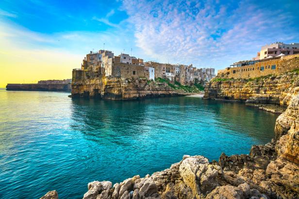 Die Stadt Polignano a Mare in Apulien liegt auf einer Klippe über dem Meer.