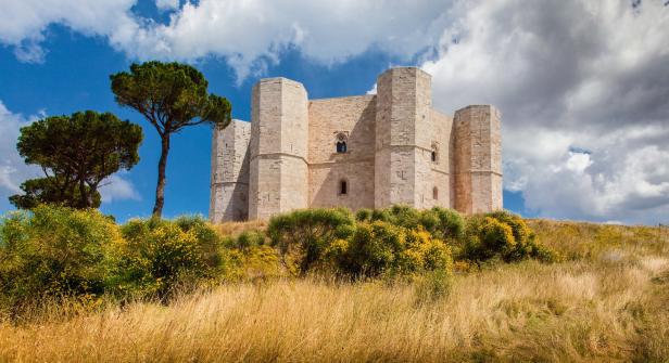 Castel del Monte, eine mittelalterliche Burg in Apulien, Italien, auf einem Hügel gelegen.