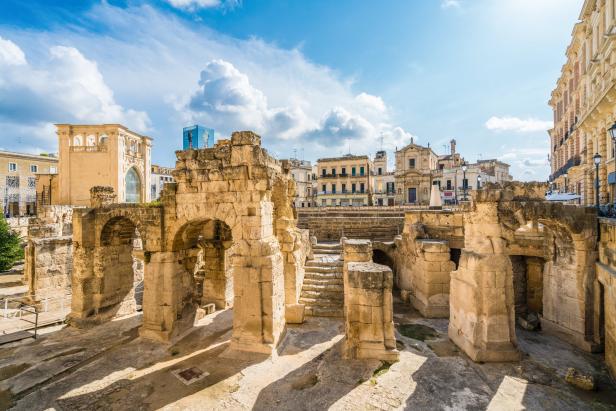 Das römische Amphitheater von Lecce, Italien, an einem sonnigen Tag.