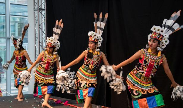 Traditionelle Tänzerinnen in bunten Kostümen auf der Ferien-Messe Showbühne