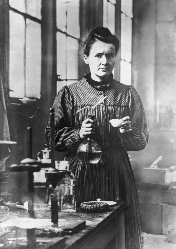 Marie Curie, französische Physikerin und Gewinnerin des Nobelpreises für Physik 1903, in ihrem Labor.