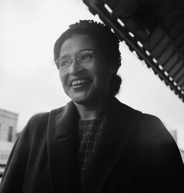 Die amerikanische Bürgerrechtsaktivistin Rosa Parks lächelt nach einer Entscheidung des Obersten Gerichtshofs, die die Rassentrennung in öffentlichen Verkehrsmitteln der Stadt verbietet. Parks' Verhaftung am 1. Dezember 1955, weil sie sich weigerte, ihren Platz einer weißen Person zu überlassen, führte zu dem erfolgreichen 381-tägigen Montgomery-Busboykott.