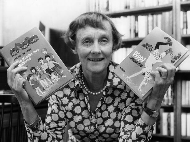 Astrid Lindgren mit ihren Büchern „Die Kinder aus Bullerbü“ und „Pippi Langstrumpf“, 1972.
