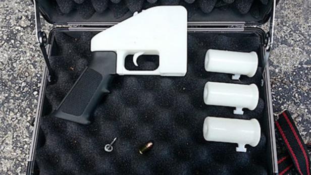 Eine 3D-gedruckte Pistole und Munition in einem schwarzen Koffer.