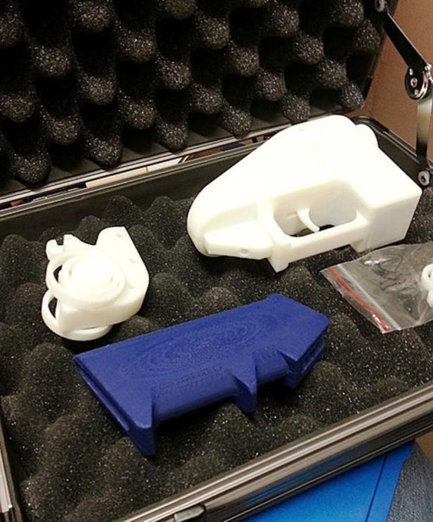 3D-gedruckte Waffenbauteile liegen in einem Koffer mit Schaumstoffeinlage.