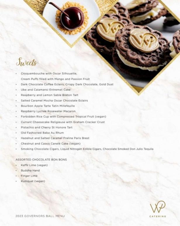 Ein Menü mit einer Auswahl an Desserts, darunter Croquembouche und Schokoladenkekse.