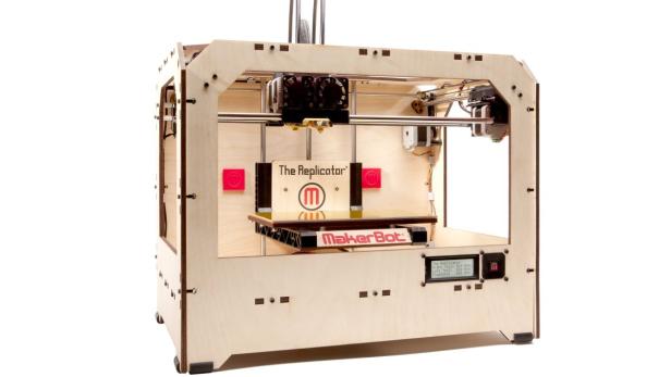 Ein MakerBot „The Replicator“ 3D-Drucker mit Holzgehäuse.