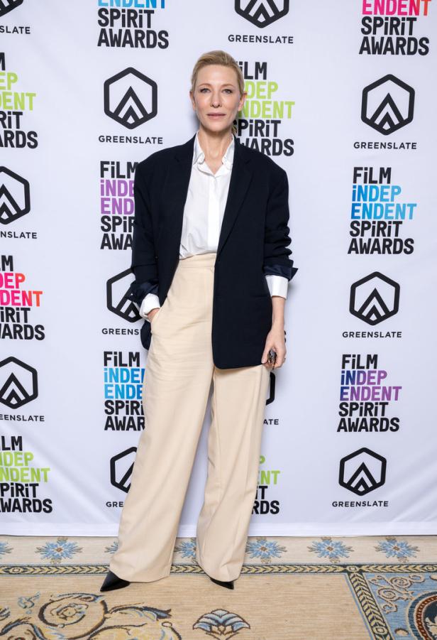 Cate Blanchett posiert auf dem roten Teppich der Film Independent Spirit Awards.