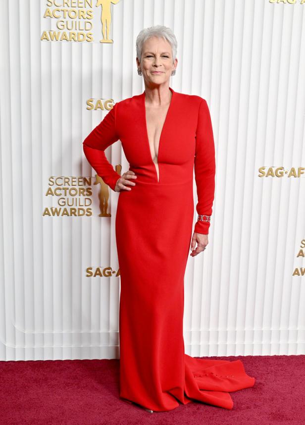 Jamie Lee Curtis in einem roten Kleid bei den Screen Actors Guild Awards.
