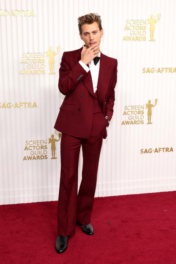 Austin Butler in einem burgunderroten Anzug auf dem roten Teppich der Screen Actors Guild Awards.