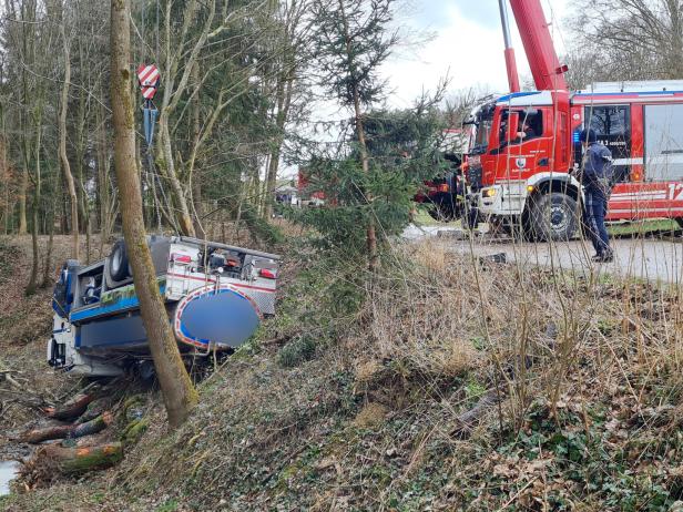 NÖ: Milchtankwagen stürzte ab, Fahrer war weg und tauchte wieder auf