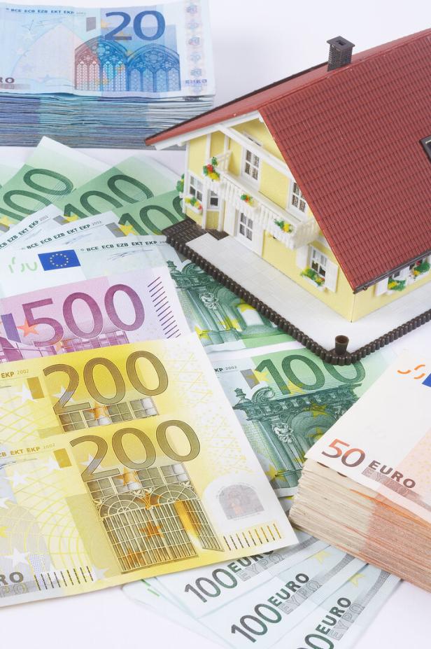 Haus mit Stapel Euroscheinen