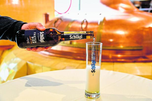 Ein Glas wird mit Schlägl Fastenbier befüllt.