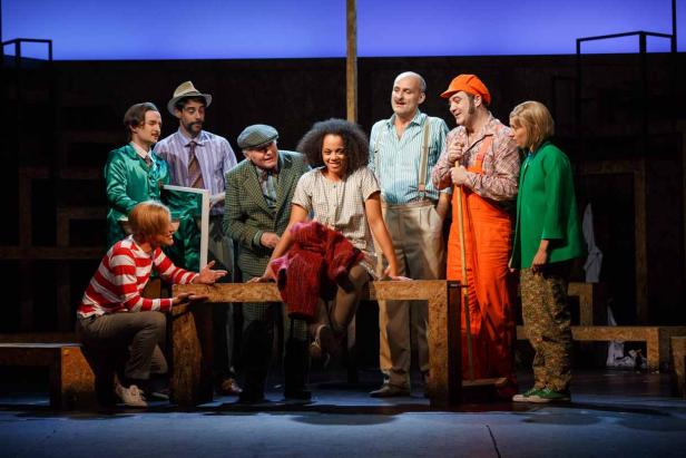 Eine Gruppe von Schauspielerinnen und Schauspielern steht auf einer Bühne.