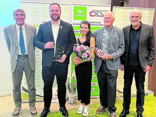 Eine Gruppe von Personen posiert für ein Foto bei einer Preisverleihung von Austrian Athletics.