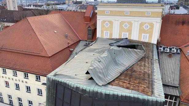 Sturm-Einsätze: Ast blieb in Dach über schlafender Frau stecken