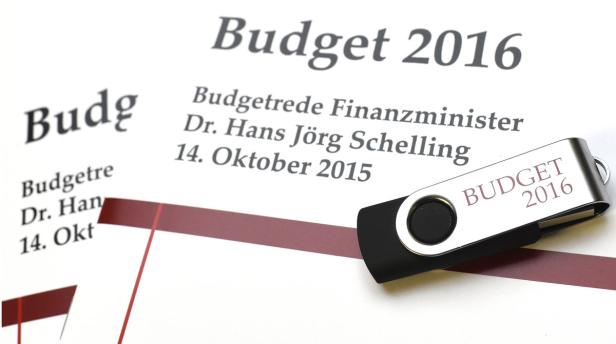 Ein USB-Stick mit der Aufschrift „Budget 2016“ liegt auf einem Dokument mit dem Titel „Budget 2016“.