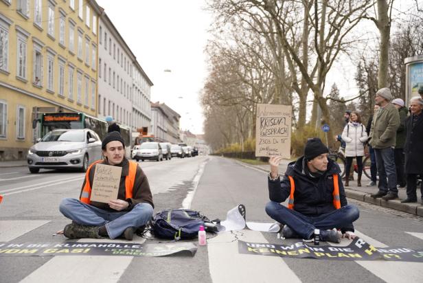 Klimakleber blockierten Straßen in Wien und Graz