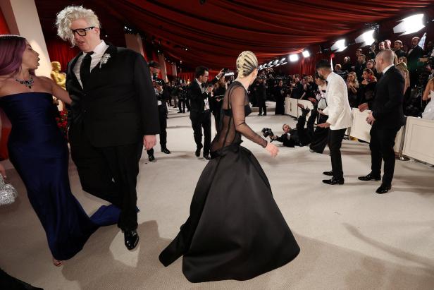 Oscars 2023: Lady Gaga eilt gestürztem Fotografen zu Hilfe